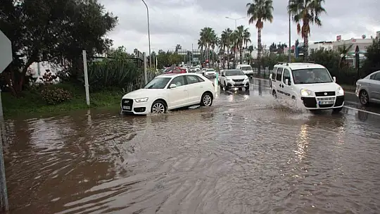 Bodrum'da sağanak etkili oldu, bazı noktalar göle döndü