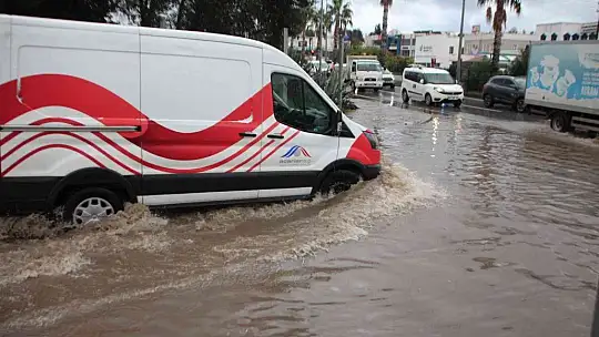 Bodrum'da sağanak etkili oldu, bazı noktalar göle döndü
