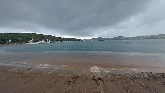 Bodrum'da sağanak etkili oldu, bazı noktalar göle döndü