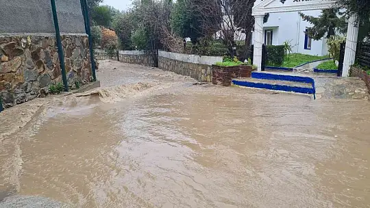 Bodrum'da sağanak yağış etkili oldu