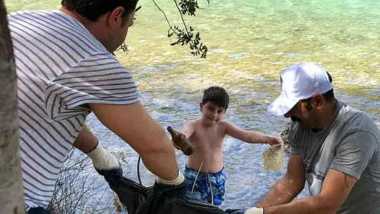 Bodrum'da sahil ve yol kenarları atıktan temizlendi