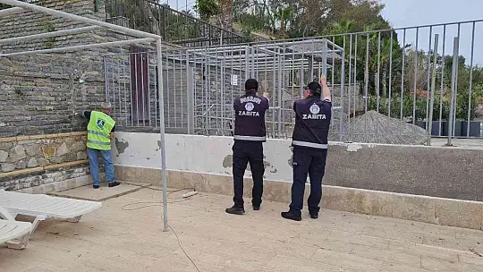 Bodrum'da sahili parmaklıklarla kapattılar