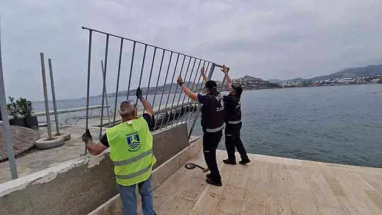 Bodrum'da sahili parmaklıklarla kapattılar