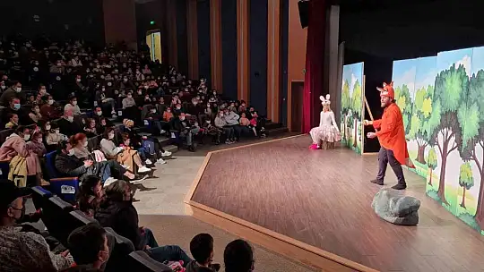 Bodrum'da tiyatrocular, yangından etkilenen çocuklar için sahneye çıktı