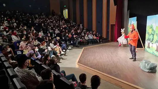 Bodrum'da tiyatrocular, yangından etkilenen çocuklar için sahneye çıktı