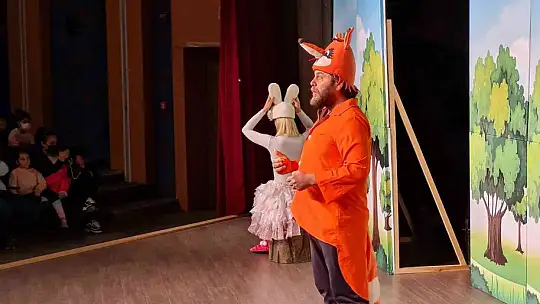 Bodrum'da tiyatrocular, yangından etkilenen çocuklar için sahneye çıktı