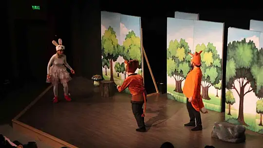 Bodrum'da tiyatrocular, yangından etkilenen çocuklar için sahneye çıktı