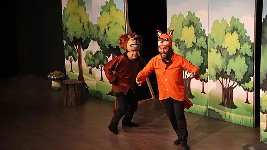 Bodrum'da tiyatrocular, yangından etkilenen çocuklar için sahneye çıktı