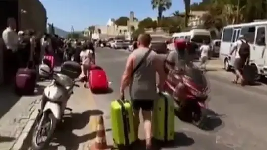 Bodrum'da yangınlar büyüyor, bazı ev ve oteller tahliye ediliyor