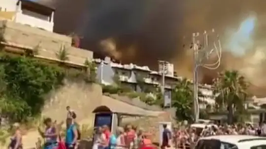 Bodrum'da yangınlar büyüyor, bazı ev ve oteller tahliye ediliyor