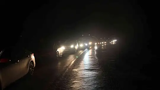 Bodrum'da yıkılan ağaçlar yolları kapattı