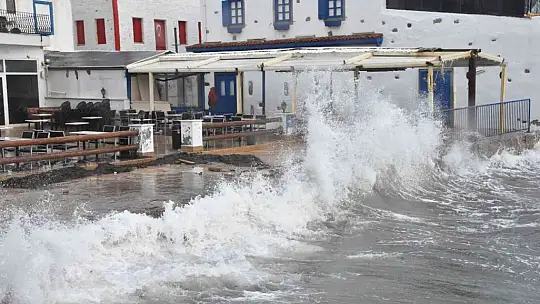Bodrum'u fırtına vurdu, milyon dolarlık tekneler denize gömüldü, bazı tekneler karaya oturdu