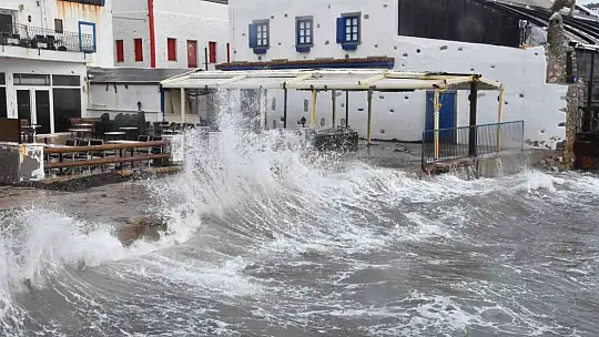 Bodrum'u fırtına vurdu, milyon dolarlık tekneler denize gömüldü, bazı tekneler karaya oturdu