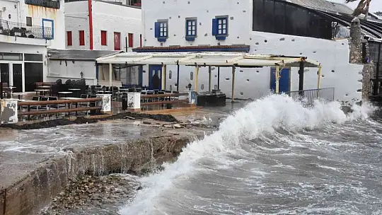 Bodrum'u fırtına vurdu, milyon dolarlık tekneler denize gömüldü, bazı tekneler karaya oturdu
