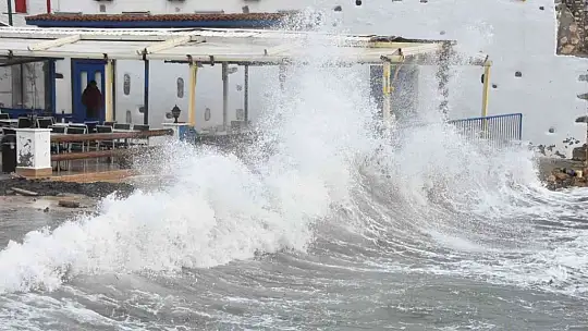 Bodrum'u fırtına vurdu, milyon dolarlık tekneler denize gömüldü, bazı tekneler karaya oturdu