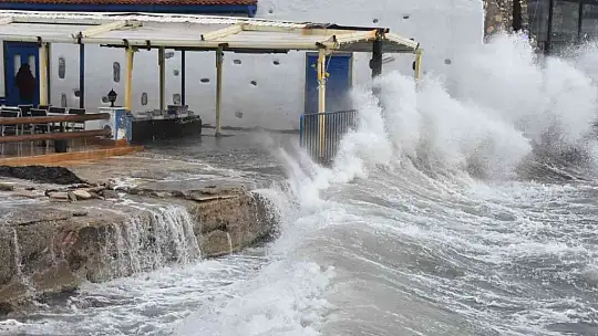 Bodrum'u fırtına vurdu, milyon dolarlık tekneler denize gömüldü, bazı tekneler karaya oturdu