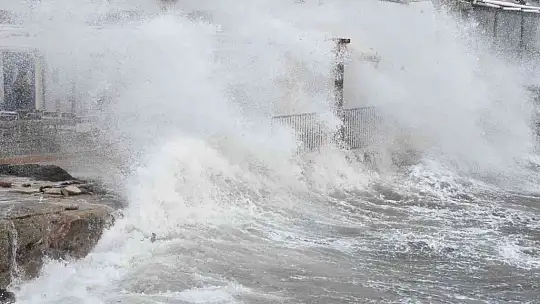 Bodrum'u fırtına vurdu, milyon dolarlık tekneler denize gömüldü, bazı tekneler karaya oturdu
