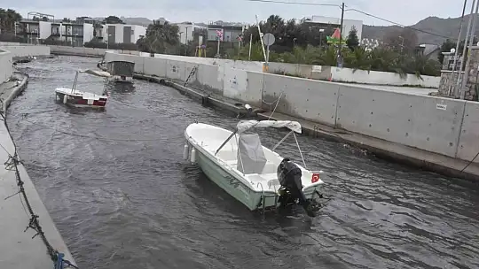 Bodrum'u fırtına vurdu, milyon dolarlık tekneler denize gömüldü, bazı tekneler karaya oturdu