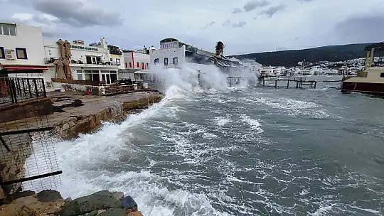 Bodrum'u fırtına vurdu, milyon dolarlık tekneler denize gömüldü, bazı tekneler karaya oturdu