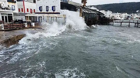 Bodrum'u fırtına vurdu, milyon dolarlık tekneler denize gömüldü, bazı tekneler karaya oturdu