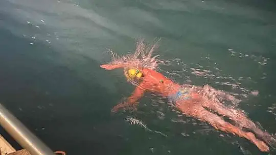 Bodrumlu Aysu, Manş Denizi'ni geçen en genç Türk yüzücü oldu