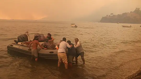 Botlar, tekneler seferber oldu, mahalleli yangından kurtarılıyor
