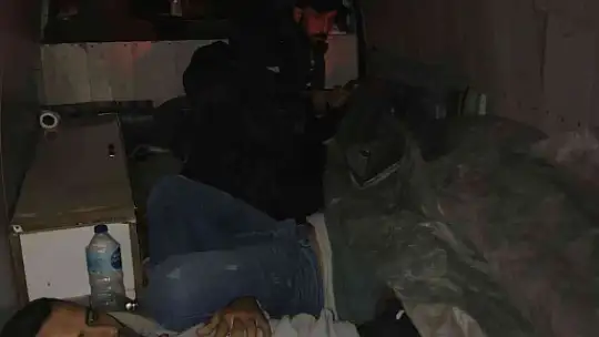 Brandanın altına saklanmış 4 düzensiz göçmen yakalandı