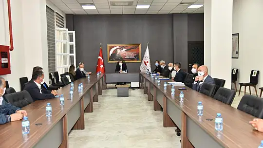 Vali Tavlı, Seydikemer'de Muhtarlarla bir arada