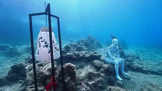 Bu sergiyi gezmek için denizin 15 metre dibine dalmak gerekiyor