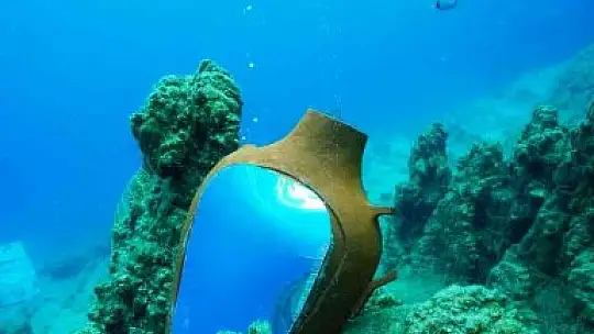 Bu sergiyi gezmek için denizin 15 metre dibine dalmak gerekiyor