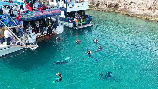 Bu sergiyi gezmek için denizin 15 metre dibine dalmak gerekiyor