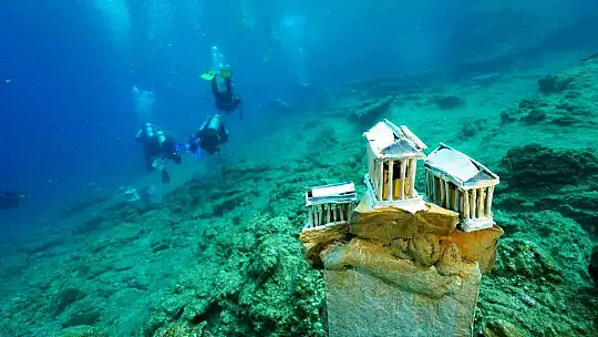 Bu sergiyi gezmek için denizin 15 metre dibine dalmak gerekiyor