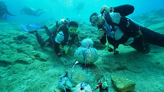 Bu sergiyi gezmek için denizin 15 metre dibine dalmak gerekiyor