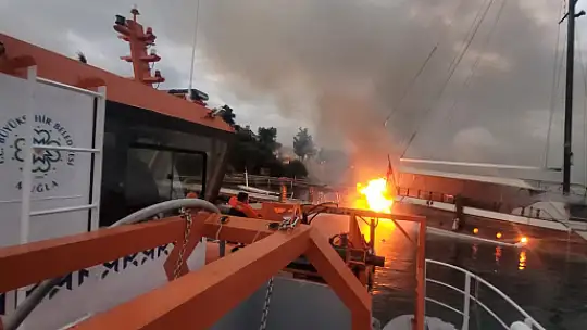 Büyükşehir Acil Müdahale Teknesinden Gulet Yangınına Müdahale