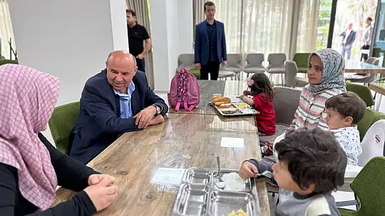 Aday Otgöz, depremzedeler ile bayramlaştı