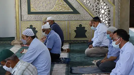 Yapımı tamamlanan Gerişburnu Şehitler Camii'de ilk Cuma Namazı kılındı
