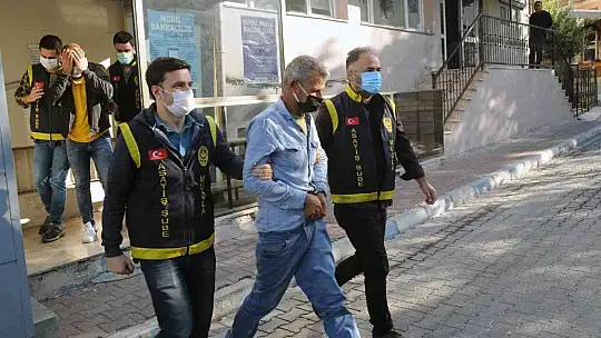 Canan Karatay'ı da dolandırmışlardı, yine yakalandılar