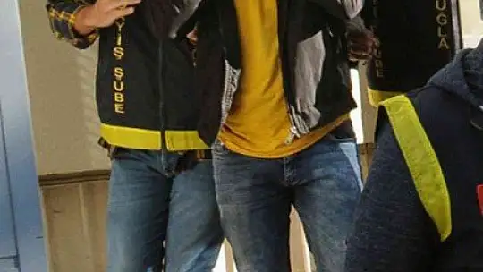 Canan Karatay'ı da dolandırmışlardı, yine yakalandılar