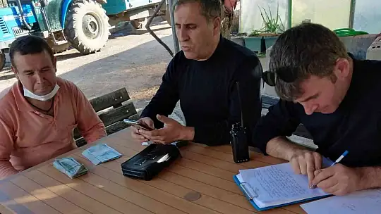 Çantasını bulan işçiye 400 dolar verdi