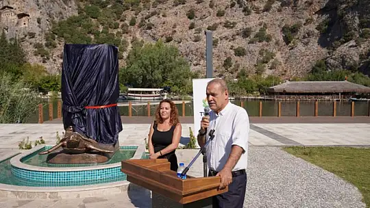 CARETTA CARETTA'LARIN ANNESİ ANISINA ANIT HEYKEL