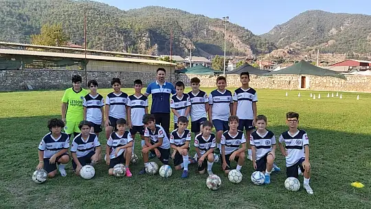 Antrenör genç, 'Türk gençliğine yaraşır şekilde bir futbolcu yetiştirmeye uğraşıyoruz'