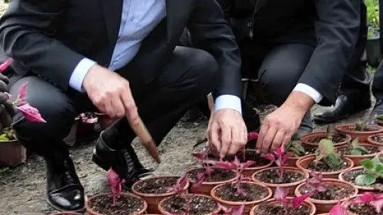 CHP Genel Başkanı Kılıçdaroğlu kadınlarla çiçek dikti