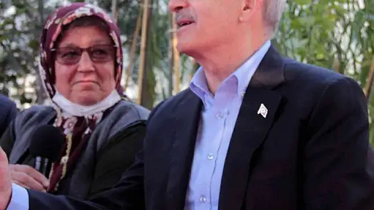 CHP Genel Başkanı Kılıçdaroğlu kadınlarla çiçek dikti