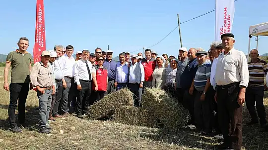Çiftçilere ücretsiz saman balyası dağıtıldı
