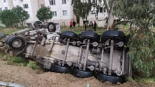 Çimento yüklü kamyon devrildi1 kişi yaralandı