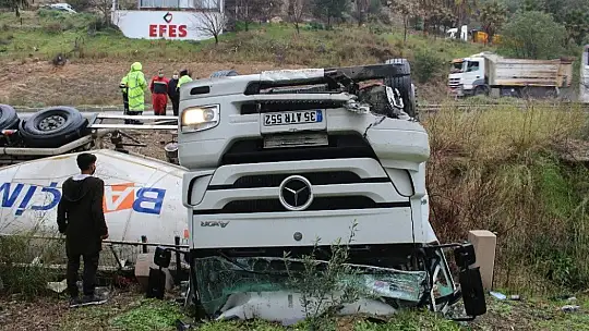 Çimento yüklü kamyon devrildi1 kişi yaralandı