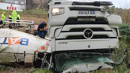 Çimento yüklü kamyon devrildi1 kişi yaralandı