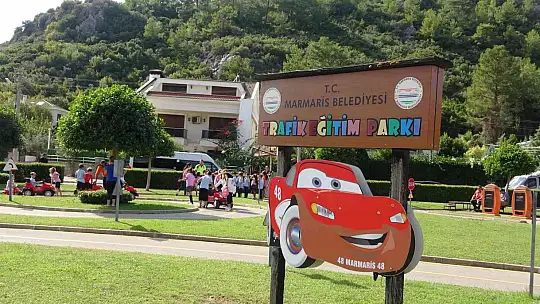 ÇOCUKLAR PARKTA HEM EĞLENDİ, HEM DE TRAFİK EĞİTİMİ ALDI