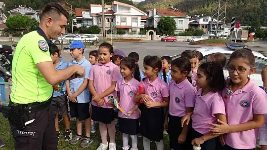ÇOCUKLAR PARKTA HEM EĞLENDİ, HEM DE TRAFİK EĞİTİMİ ALDI
