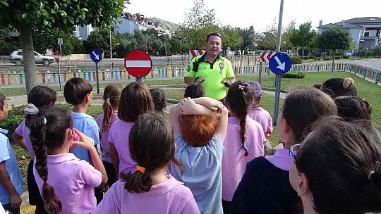 ÇOCUKLAR PARKTA HEM EĞLENDİ, HEM DE TRAFİK EĞİTİMİ ALDI
